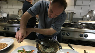 Romano Lujanschi ist der Chefkoch im „Della Bona“ und zaubert in seiner kleinen Küche herrlich gebratenes Fleisch und Fisch.