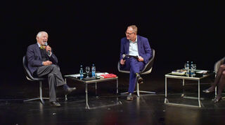 Im Rahmen der "Mannheimer Rede" diskutierten Jan (l.) und Aleida Assmann (r.) mit Martin Schult (M.) darüber, inwieweit eine gelungene Erinnerungskultur dazu befähigt, aus der Vergangenheit zu lernen.