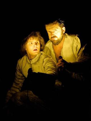 Benvolio (Valentin Richter, l.) neben Mercutio (Christoph Jöde).