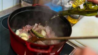 Typisch Frankreich: Ohne Wein geht es nicht. Bei der Zubereitung des burgundischen Fischeintopfs „La Pôchouse“ wird ordentlich Weißwein eingegossen.