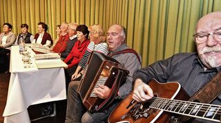 Dieter Keil und die Volksliedergruppe aus Schlierbach untermalten musikalisch den Lindenfelser Seniorennachmittag.