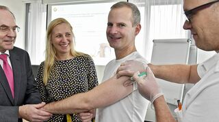 Sascha Altendorf, Leiter der Schön-Klinik in Lorsch (2.v.r.) geht beim Thema Grippe-Impfung unter den Augen von Dr. Manfred Scheuer, ärztlicher Leiter des Bergsträßer Rettungsdienstes (l.), der Ersten Kreisbeigeordneten und Gesundheitsdezernentin Diana Stolz (2.v.l.) und Dr. Maik Albert (r.) mit gutem Beispiel voran