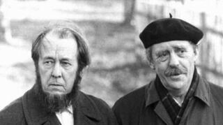 Alexander Solschenizyn (l.) geht 1974 mit Heinrich Böll spazieren.
