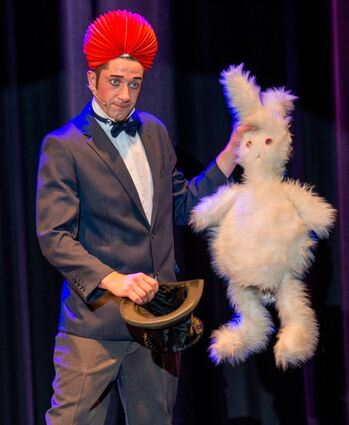 Die Rolle des Publikumslieblings in der Wintershow des Varietés Pegasus hat Herr Kasimir, alias Aaron Dewitz, mit feinem Humor und rasanten Jonglagen übernommen.