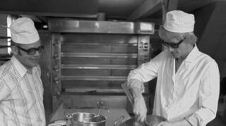 Heino (r.) werkelt 1977 in einer Bäckerei in Zülpich – der Bäckermeister schaut zu.