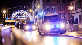 Nach dem Angriff in der Gegend des Straßburger Weihnachtsmarkts sichern Einsatzkräfte der Polizei einen Eingang zur Altstadt.