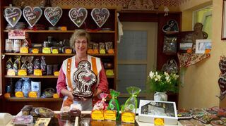 Wie zu Großmutters Zeiten: Gabriele Kotzsch im winzigen Verkaufsladen der Pfefferküchlerei.