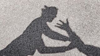 Wenn Frauen Gewalt erfahren, ist es ratsam, die Spuren möglichst zeitnah und möglichst umfassend zu dokumentieren. Hierbei können Rechtsmediziner helfen.