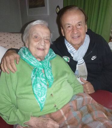 Gernot Rohr auf Heimaturlaub in Mannheim. Mutter Elisabeth freut sich über den Besuch.