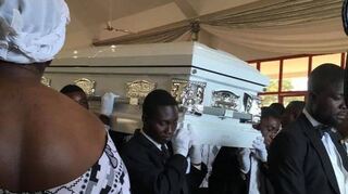 Der Tod gilt in Ghana als Übergang in eine andere Welt. Da darf die Feier nicht bescheiden sein.