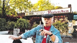 An ihm scheiden sich die Geister: Fips Asmussen, im Bild vor seiner Stammkneipe „Prösterchen“ in Wolfenbüttel, die auch Hauptdrehort der Sendung „Humoristen des Nordens“ ist. Die Komikerlegende ist vergangenes Jahr 80 geworden.