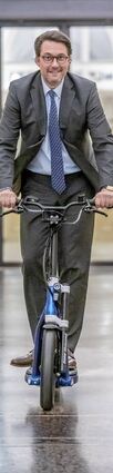 Andreas Scheuer (CSU), Bundesminister für Verkehr und digitale Infrastruktur, wird die Goethe-Schüler am 21. Februar auszeichnen. Auf unserem Bild fährt er mit einem E-Roller durch die Gänge seines Ministeriums.