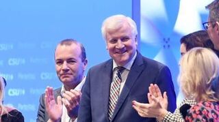 Horst Seehofer (Mitte) vor dem Nachbau der CSU-Parteizentrale im Maßstab 1:87 – für seine Modelleisenbahn.