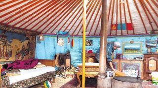 Mobil wie Nomaden, bunt wie Zirkuszelte: die Jurte. Wenn das Land, das die Jurte umgibt, abgegrast ist, ziehen die Bewohner weiter.