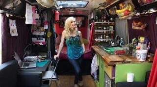 Iwona Gilarska in ihrem neuen Zuhause. Ihr Mann hat den Bus zu einem Wohnmobil umgebaut.
