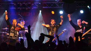 Die „Tote Hosen“-Tribute-Band „Kauf mich!“ begeisterte die 450 Fans im Bensheimer Musiktheater Rex mit einer über zwei Stunden währenden Punk-Rock-Show und etlichen Zugaben.