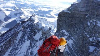 Ein Fehltritt reicht, weiß Anja Blacha, die deshalb lieber langsam geht als schnell. So hat sie den 8848 Meter hohen Gipfel des Mount Everest erklommen.