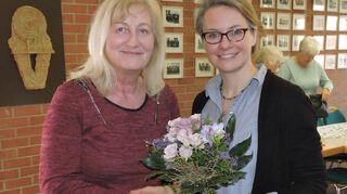Ulrike Peter (l.) dankte Pfarrerin Hildenbrand für ihren Vortrag.