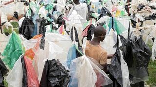 Noch flattern sie im Wind: Plastiktüten. Gäste aus aller Welt waren schon in der Firma Eco Plastic in Ruanda zu Besuch, um Zeuge eines ungewöhnlichen Recyclingprojekts zu werden.