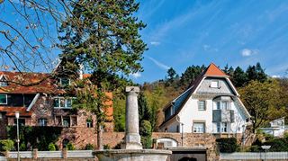 <p>Im Metzendorf-Viertel in Auerbach wohnten in der Vergangenheit viele Berühmtheiten. Unser Bild zeigt den Bismarck-Brunnen, die Villa links im Hintergrund baute Metzendorf für sich und seine Familie, das rechte Gebäude für den Unternehmer Wilhelm Euler.</p>