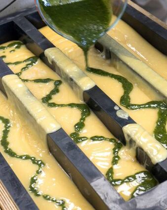 Was aussieht wie Pesto, ist tatsächlich aus Kräutern – für die Marmorierung.