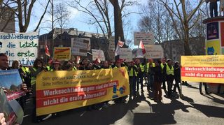 Vor der Mannheimer Südzucker-Zentrale demonstrieren Mitarbeiter und Landwirte gegen die geplanten Einschnitte.