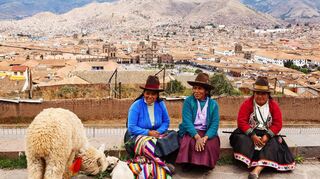 Auf dem Platz vor der Kirche San Cristobal in Cusco verkaufen Indiofrauen selbst herstellte Waren.
