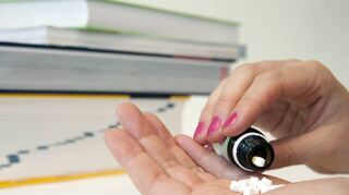 Pille rein, dann läuft es schon? Auch viele Studenten setzen auf kurzzeitige Leistungssteigerung. Allerdings können die Mittel gravierende Nebenwirkungen haben.