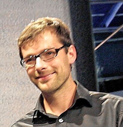 <p>Ungekünstelt: Jan Böttcher.</p>