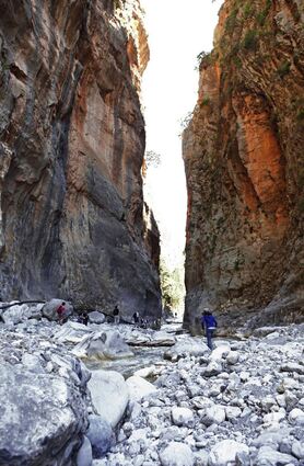 Wie zwischen Wolkenkratzern in New York: Die Felswände der Samaria-Schlucht sind 300 Meter hoch.