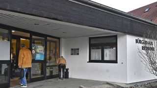 Das Bürgerhaus in Riedrode durften die Vertreter der Presse während der AfD-Versammlung nicht betreten. Das Bild zeigt Parteimitglieder am Eingang.