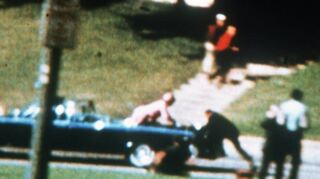 Nach den tödlichen Schüssen auf ihren Mann, den US-Präsidenten John F. Kennedy, eilt Jacqueline Kennedy am 22. November 1963 in Dallas zu ihm.