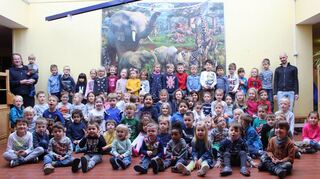 Erhard Federmann (hinten links mit Enkel Caspar auf dem Arm) setzte die 18 240 Puzzleteile zusammen und schenkte sie dem Kindergarten. Caspars Vater Harry (hinten rechts) half, das Puzzle in der Kita zu installieren.