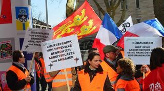 Rund 200 Menschen forderten den Erhalt französischer Südzucker-Werke.