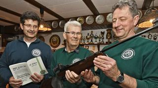 Die Privilegierte Schützengesellschaft (PSG) Zwingenberg feiert in diesem Jahr ihren 50. Geburtstag. Unser Bild zeigt (v.l.) zweiten Vorsitzenden Klaus Marquard mit der Festschrift zum 25-jährigen Jubiläum sowie Gründungsmitglied Karl Klein und Vorsitzender Bernd Beyer mit einem Luftgewehr „Feinwerkbau 300“, der ältesten Waffe der PSG, mit der noch geschossen wird.