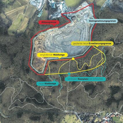 Die Grafik verdeutlicht die Planungen: Die rote Linie zeigt die bisherige Abbaugrenze, hellblau ist die Steingewinnungsgrenze eingezeichnet. Dazwischen liegen 20 Meter. Auch wenn die Begrifflichkeiten ungenau sind, ein Steinabbau ist nur innerhalb der Steingewinnungsgrenze zulässig. 6,2 Hektar groß ist die Fläche, die der Steinbruch in südliche Richtung ausgedehnt werden soll. Die geplante Erweiterungsgrenze ist auf der Grafik mit einer gelb-grünen Linie markiert. In Nord-Süd-Richtung handelt es sich um 120 Meter, in Ost-West-Richtung um 510 Meter, die im Laufe der kommenden Jahrzehnte als Steinbruch genutzt werden sollen. Die Abbaugrenze würde damit bis auf 400 Meter an den Mörlenbacher Ortsteil Juhöhe heranrücken. Der gesamte Waldbestand würde der Steinbrucherweiterung zum Opfer fallen. Der gelbe Punkt symbolisiert den bisherigen Rastplatz „Röhrig-Rast“, der später an den Rand der neuen Abbaugrenze verlegt werden soll (türkisfarbener Punkt). Durch die Erweiterung würden auch die Waldwege entfallen (durch gelbe Punkte markiert). Die Firma Röhrig verspricht ein gleichwertiges Wegenetz neu anzulegen (türkis). Auf der Grafik fehlt „Das kleine Felsenmeer“. Es befindet sich im östlichen Teil der Erweiterungsfläche nahe der bisherigen Abbaugrenze. Die Steine sollen nach Südwesen verlegt und frei zugänglich gemacht werden. Die landwirtschaftlichen Veränderungen sind schrittweise über die nächsten Jahrzehnte vorgesehen. Im Norden befindet sich das Granitwerk, im Süden erkennt man die ersten Häuser des Mörlenbacher Ortsteils Juhöhe.