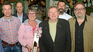 Die Jahreshauptversammlung des VfL Zwingenberg am Freitagabend im Weingut „Rebenhof“ bildete auch den Rahmen für die Würdigung treuer Mitglieder. Unser Bild zeigt (v.l.) zweite Vorsitzende Petra Thobe, Schatzmeister Reinald Rau (5 Jahre), Fred Jürgen Breit (25 Jahre), die beiden Gründungsmitglieder Monika Blechschmidt-Lutzi und Horst May, Rainer Seitz (30 Jahre) und Vorsitzenden Michael Heil.
