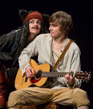 Laura Alvarez in der Titelrolle und rechts daneben Jonas Werling in der Rolle des Heiner. Bild: Bertram