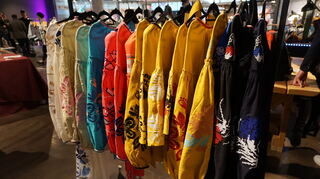 Ob farbenfroh, oder gedeckt: Die bestickten Kleider von Belle Ikat aus Leinen sind perfekt für den Sommer.