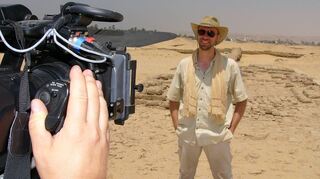 Michael Höveler-Müller hat bereits Kamera-Erfahrung. Das Bild zeigt ihn bei Dreharbeiten mit einem polnischen Fernsehteam im ägyptischen Amarna.