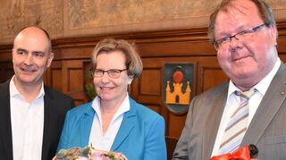 Michael Heuss (l.) und Hermann Schefers bedankten sich bei der scheidenden Vorsitzenden Dorothea Redeker für ihr Engagement.