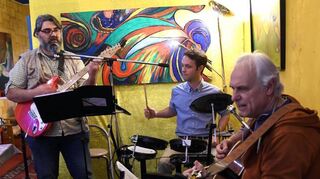 Die Band The Rolling Chords spielte im Nibelungen-Kunst-Palast in Elmshausen zugunsten des Sozialen Tiernetzes Bensheim.