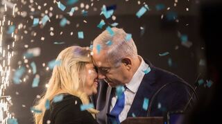 Benjamin Netanjahu umarmt seine Frau Sara. Nach anfänglichem Kopf-an-Kopf-Rennen mit Benny Gantz zeichnete sich ein deutlicher Sieg für den Likud ab.