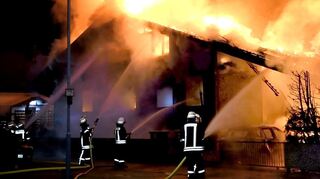 Eine Familie aus dem südhessischen Zwingenberg hat sich unverletzt aus ihrem brennenden Wohnhaus gerettet.