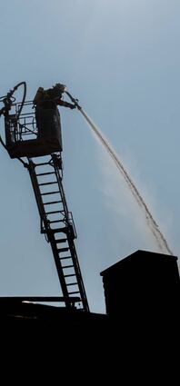 In den frühen Morgenstunden brannte gestern ein Wohnhaus in der Straße Lange Hart in Zwingenberg völlig aus. Nach ersten Erkenntnissen war das Feuer um 4 Uhr im Bereich des Carports ausgebrochen, die Ursache steht noch nicht fest. Die Bewohner des Hauses konnten sich unverletzt ins Freie retten. Insgesamt waren 86 Einsatzkräfte von Feuerwehr – auch aus den Nachbarstädten – und Rettungsdiensten im Einsatz. Die Bensheimer Feuerwehr war mit der Drehleiter angerückt.