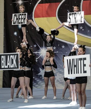 Die Cheerleader-Formation „Cheer Strike Storm“ der TSV Auerbach wurde Zweiter der Südwest-Meisterschaft und fährt mit der viertbesten Punktzahl zur DM.