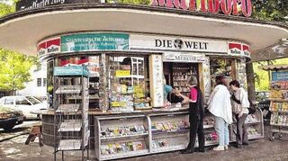 Ein Kiosk in Bonn. Allzu häufig schaffen es negative Nachrichten in die Presse. Hin und wieder gibt es in der Medienlandschaft Rubriken, die sich auf gute Nachrichten konzentrieren. Auch diese Zeitung hat sich mit dem Thema schon befasst und zeigt eine positive Rückschau auf die Woche mit dem Titel „Daumen hoch!“.