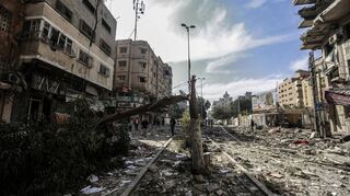 Militante Palästinenser haben Hunderte von Raketen auf Israel abgefeuert, die israelische Luftwaffe bombardierte im Gegenzug Ziele im Küstengebiet.