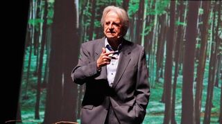Bestsellerautor Clemens Kuby plädierte vor 500 Zuhörern im Bensheimer Parktheater für eine Abkehr vom materialistischen Weltbild.