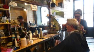 Dieser hübsche, kleine Salon im französischen Lyon hat dem Friseurweltreisenden aus Beelitz, Werner Höfchen, besonders gefallen.